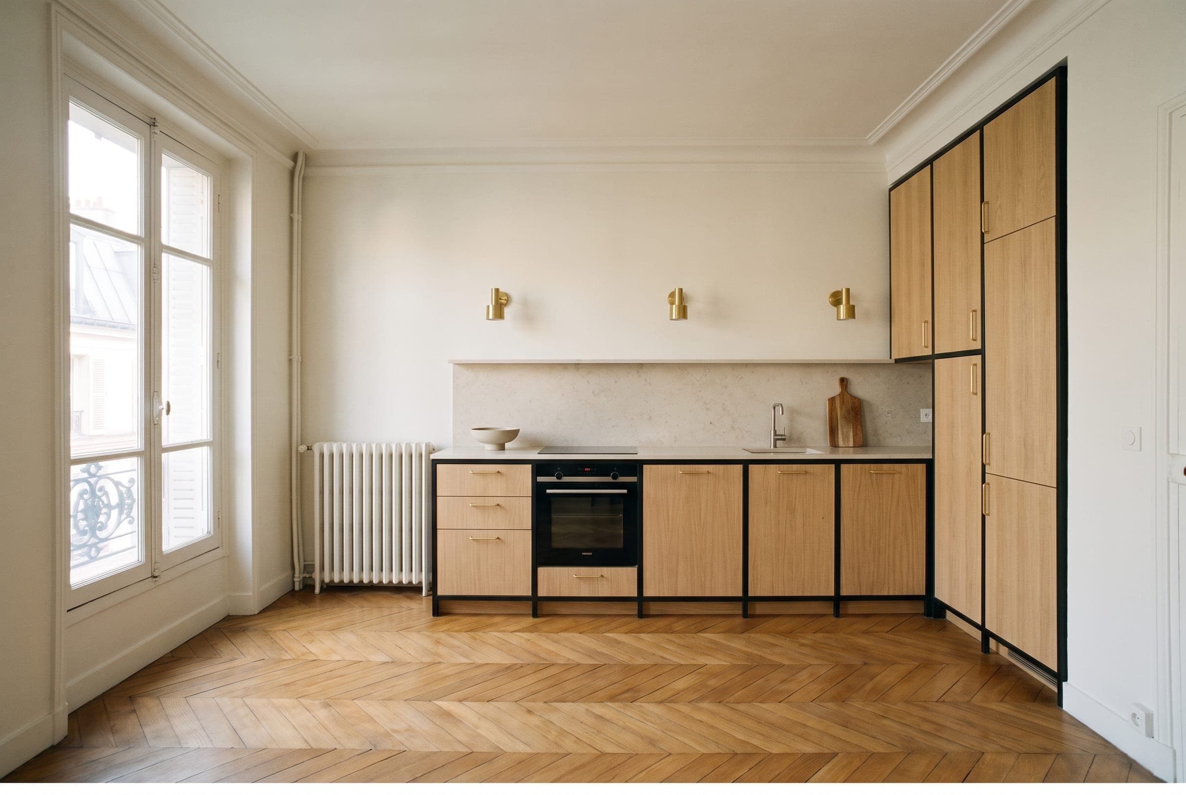 Cuisine posée : les fileurs rattrapent l'écart du mur, aucun jeu visible entre les caissons et la cloison.