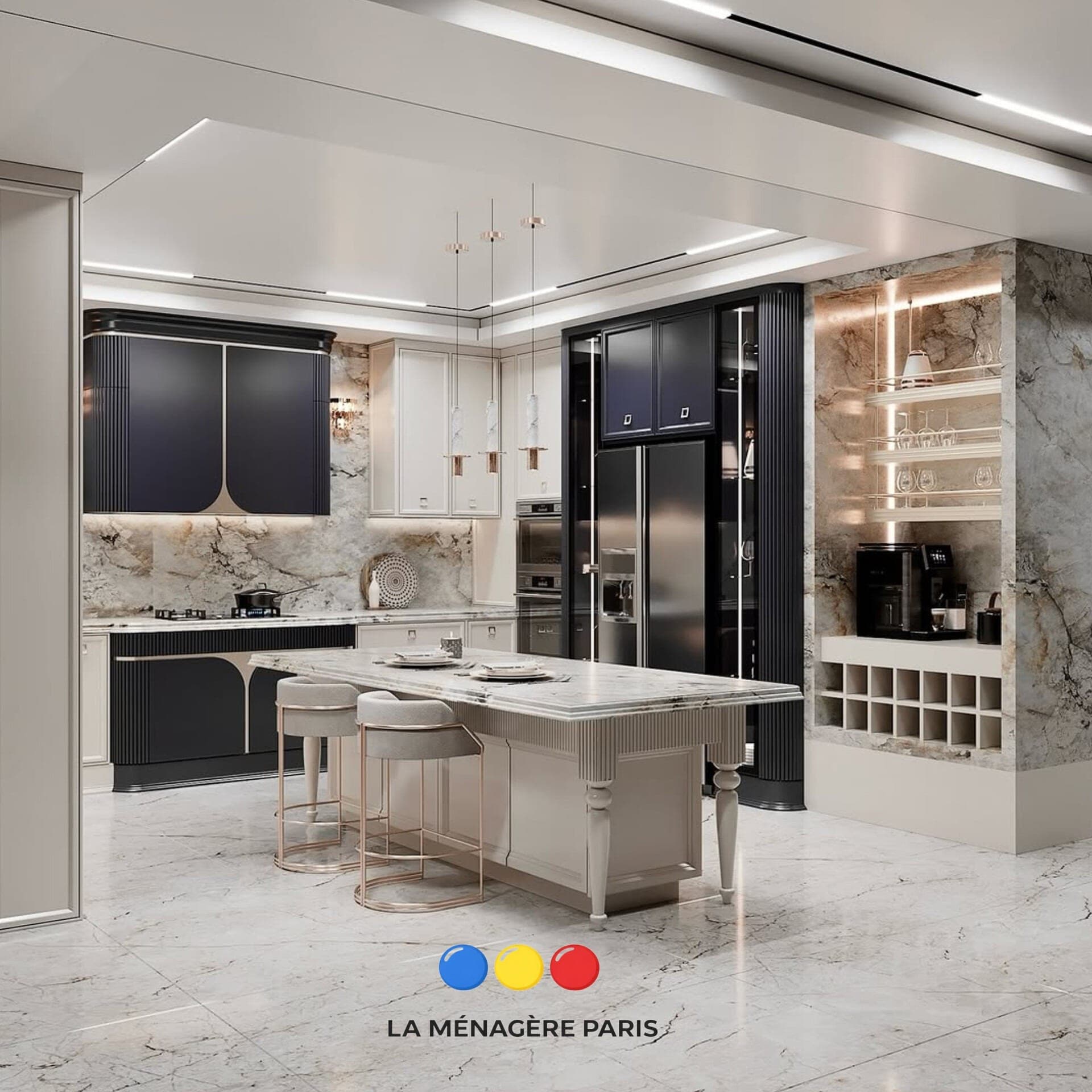 Cuisine sur mesure à plan de travail en marbre veiné et façades laquées, dans un appartement parisien.